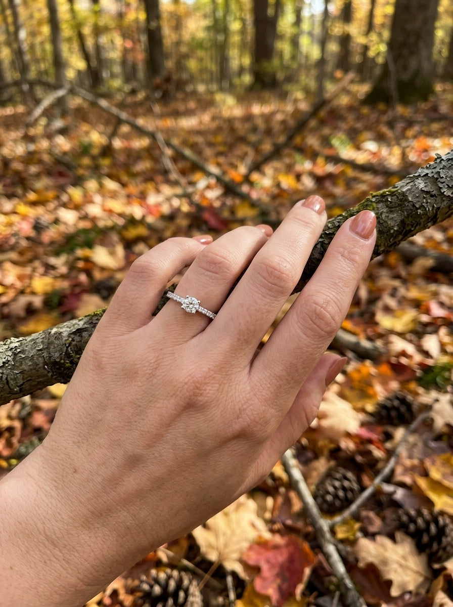 Anillo con circonitas en la mano, en un bosque de otoño