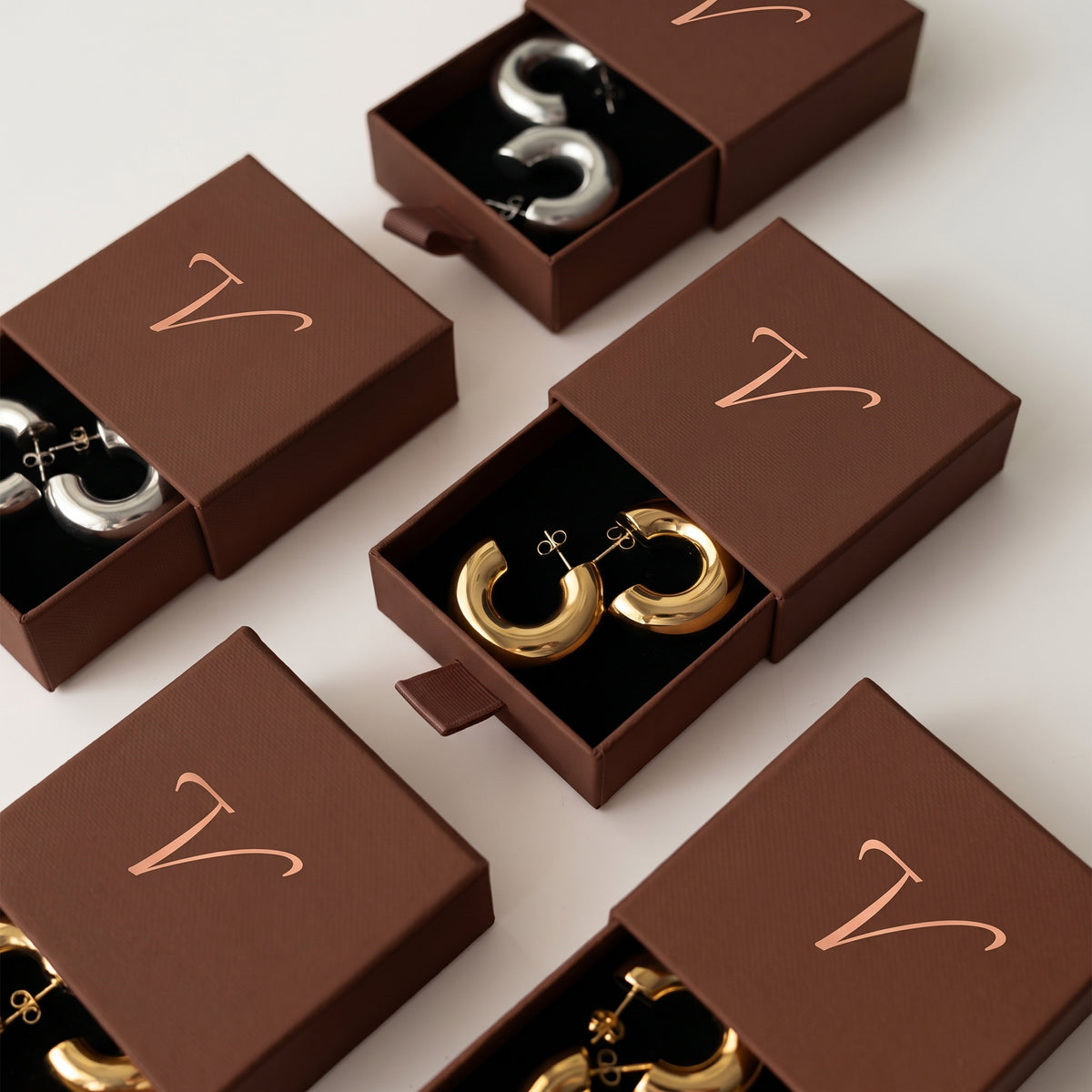 Cajas de regalo Vivante Madrid con pendientes de aro dorados y plateados
