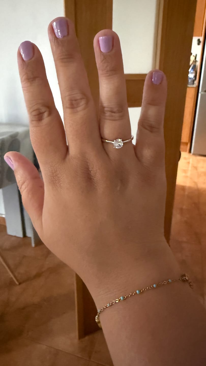 Beatrice con su anillo solitario y pulsera de bolitas de Vivante Madrid
