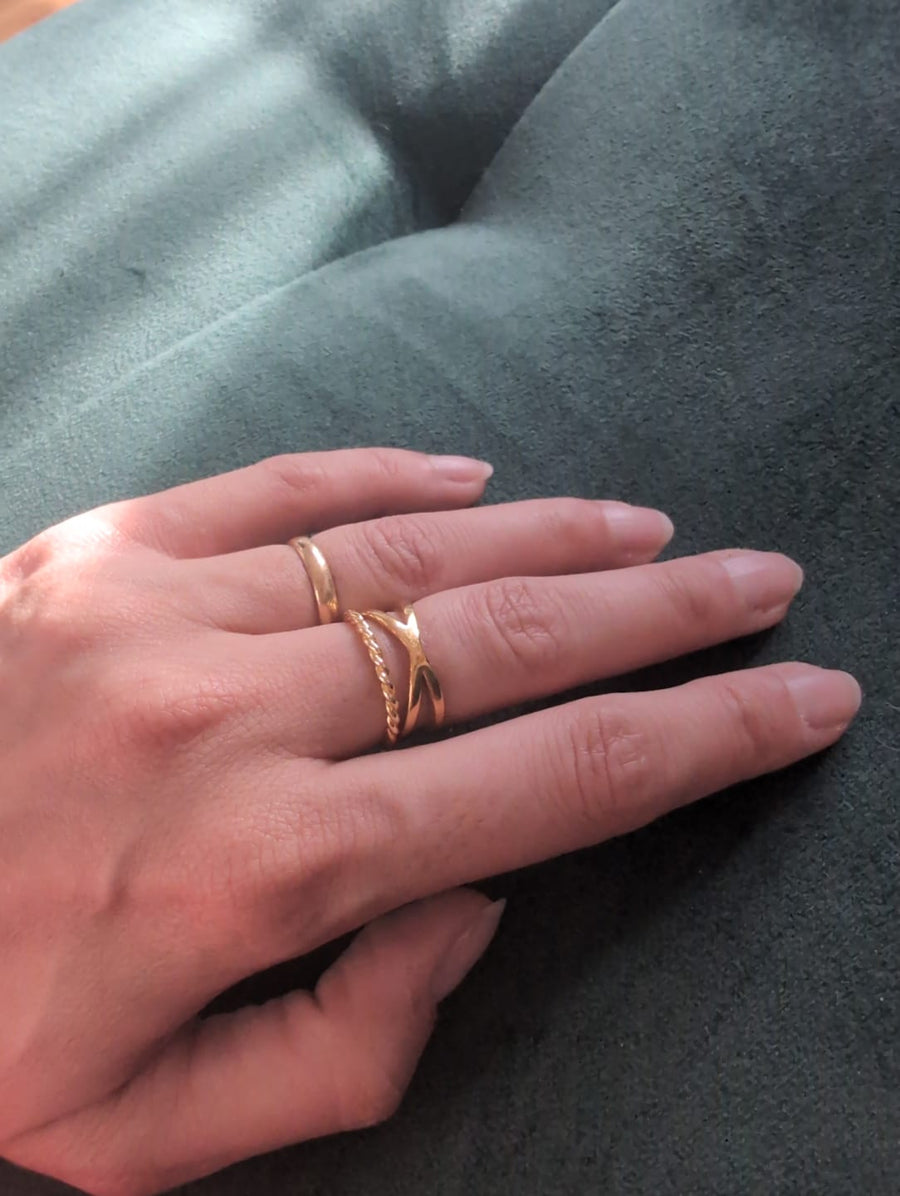 Anillo dorado cruzado con circonitas de Vivante Madrid, regalo de Hugo para su mujer