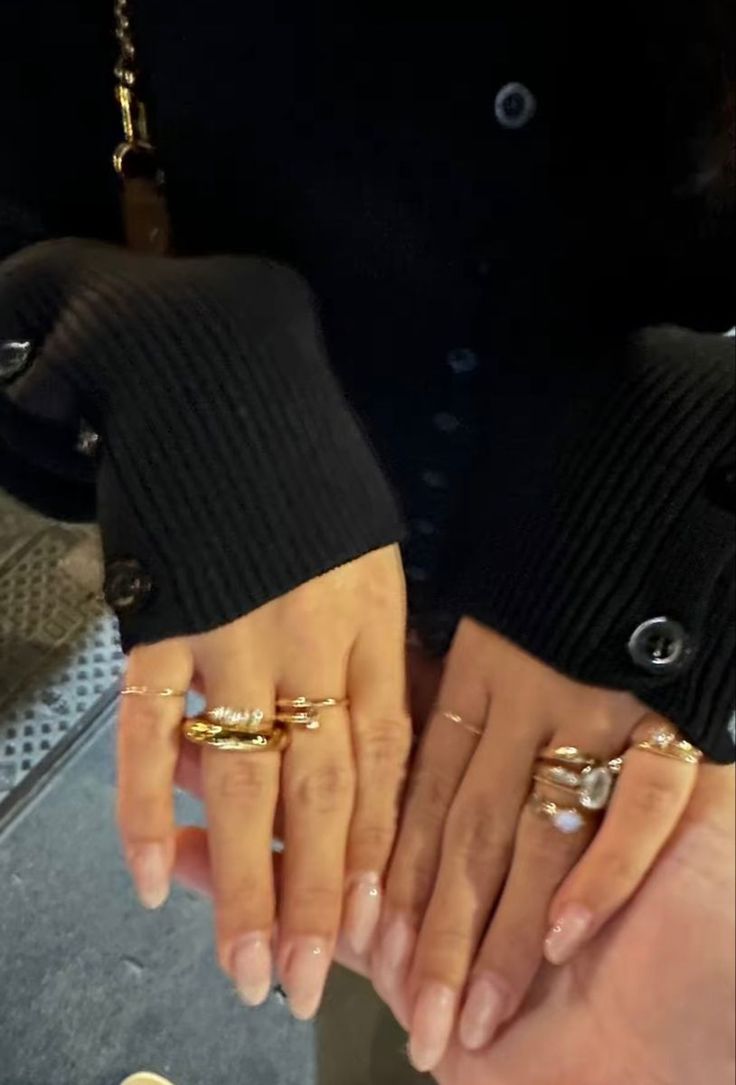 Clientes con anillos dorados y plateados de Vivante Madrid en ambas manos