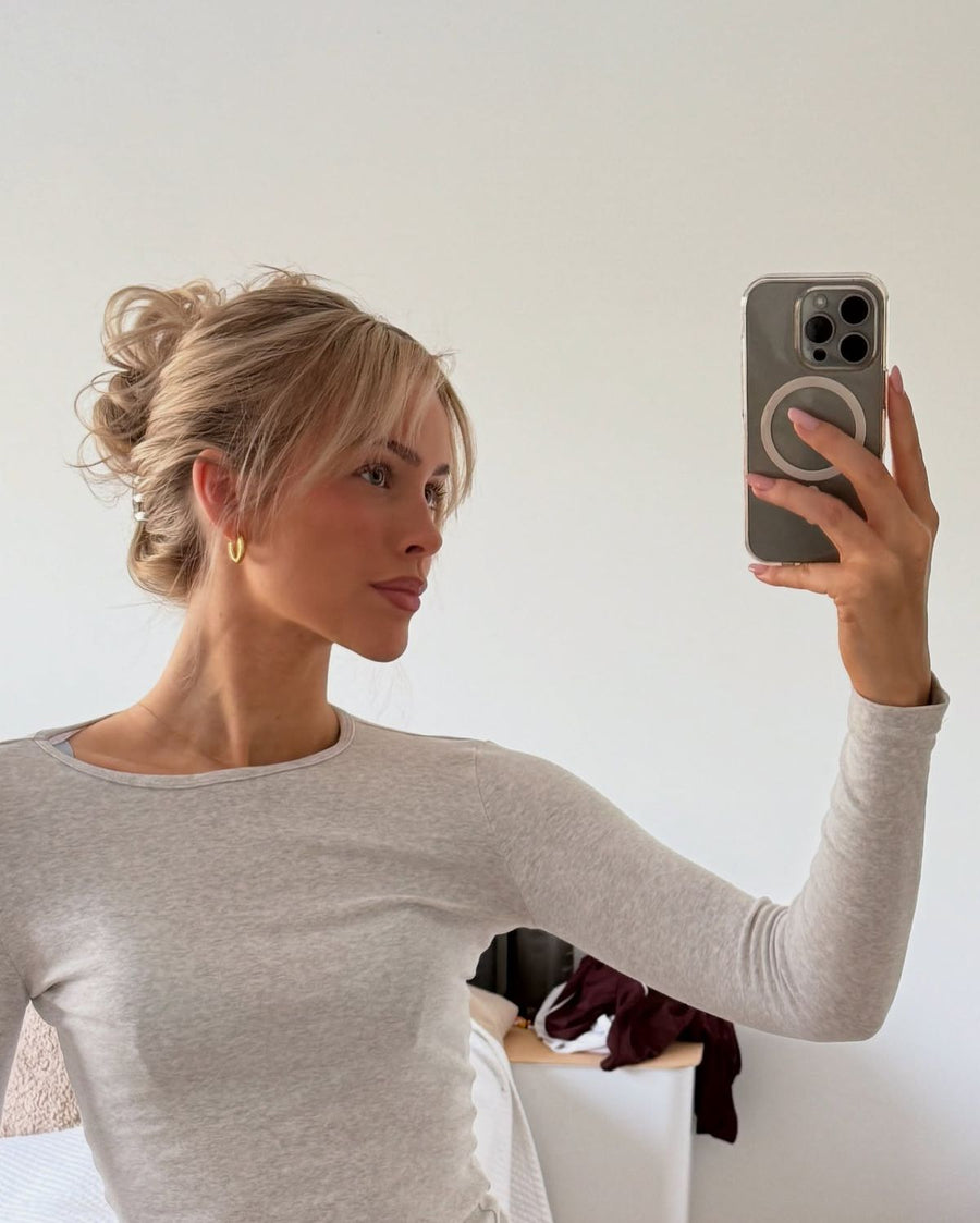 Jasmín con pendientes de aro dorados de Vivante Madrid haciéndose un selfie