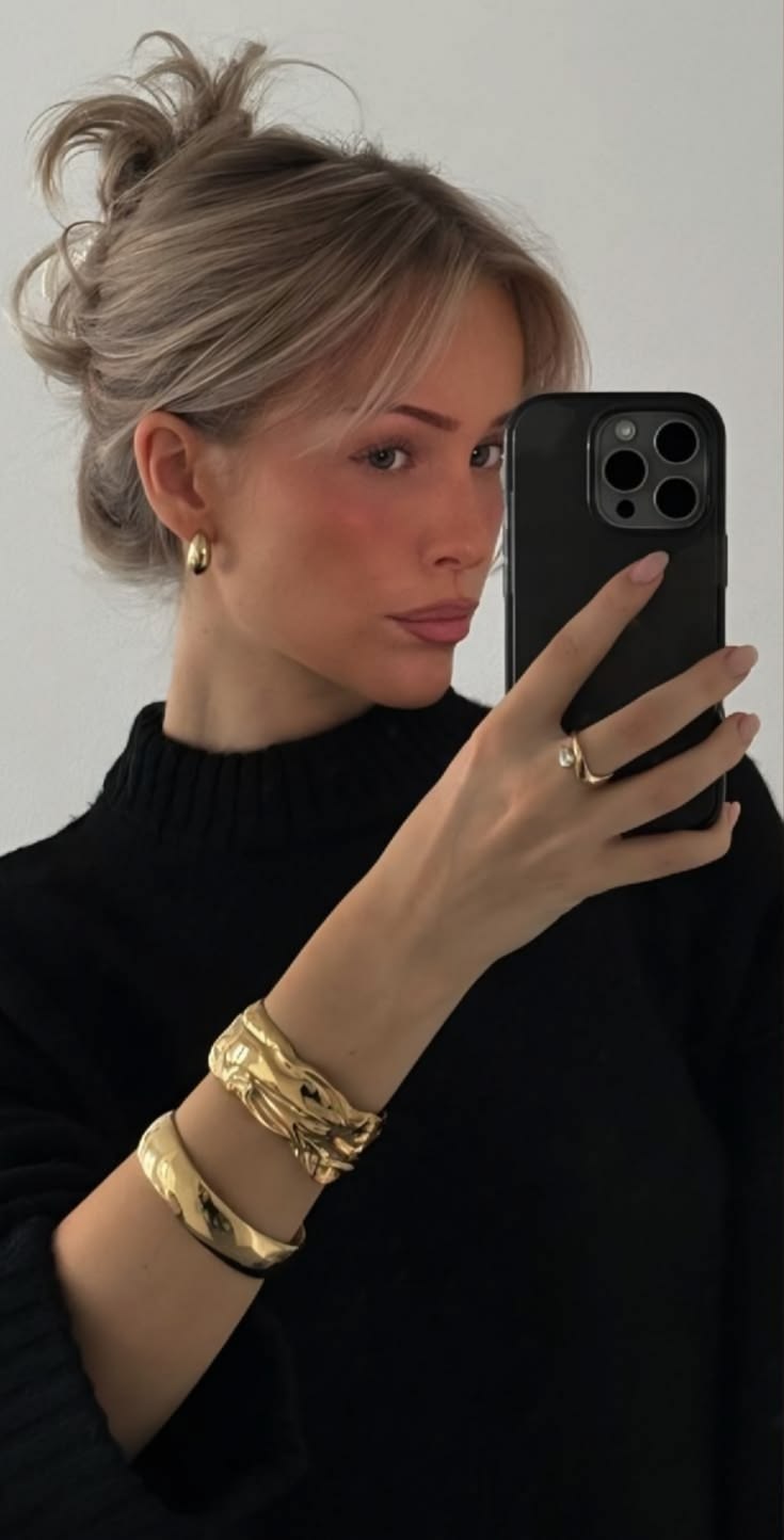Jasmín con pendientes, anillo y brazaletes dorados de Vivante Madrid