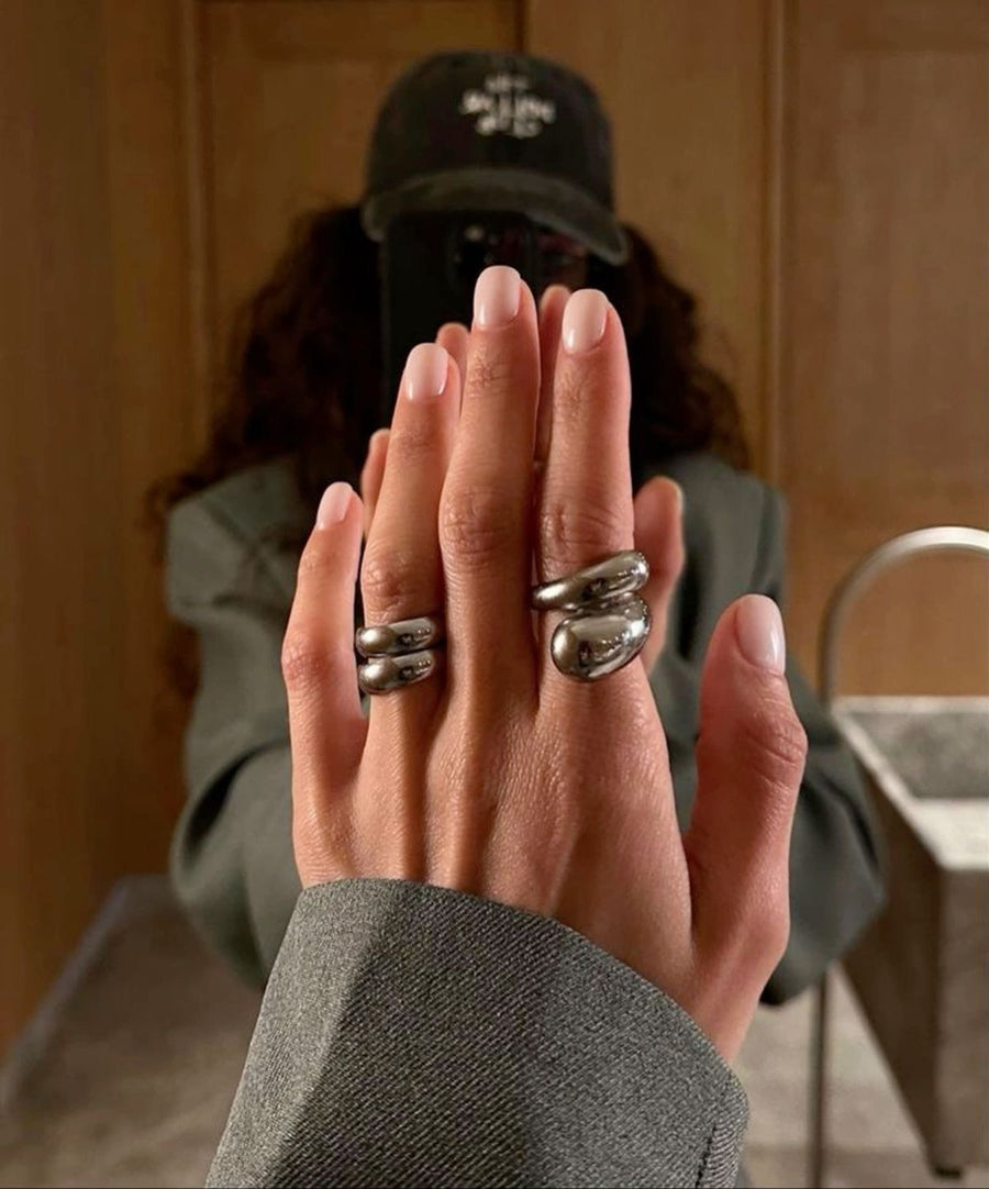 Lucía mostrando sus anillos plateados de Vivante Madrid