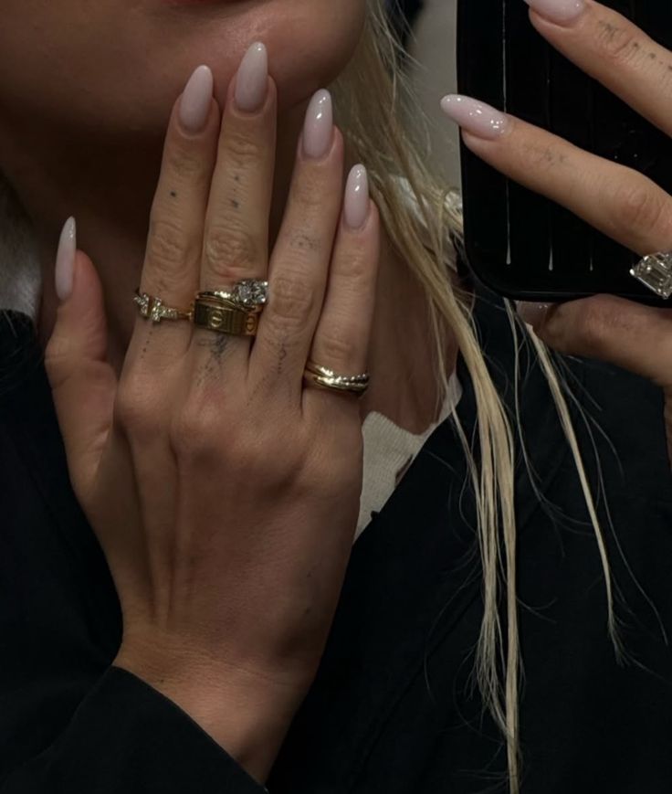 Cliente con varios anillos dorados con circonitas de Vivante Madrid