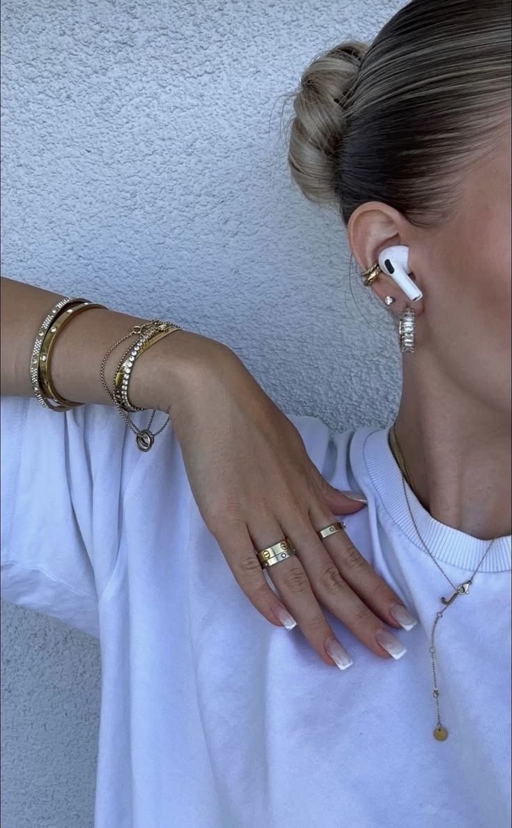 Cliente con pulseras, anillos, collar y pendientes dorados de Vivante Madrid