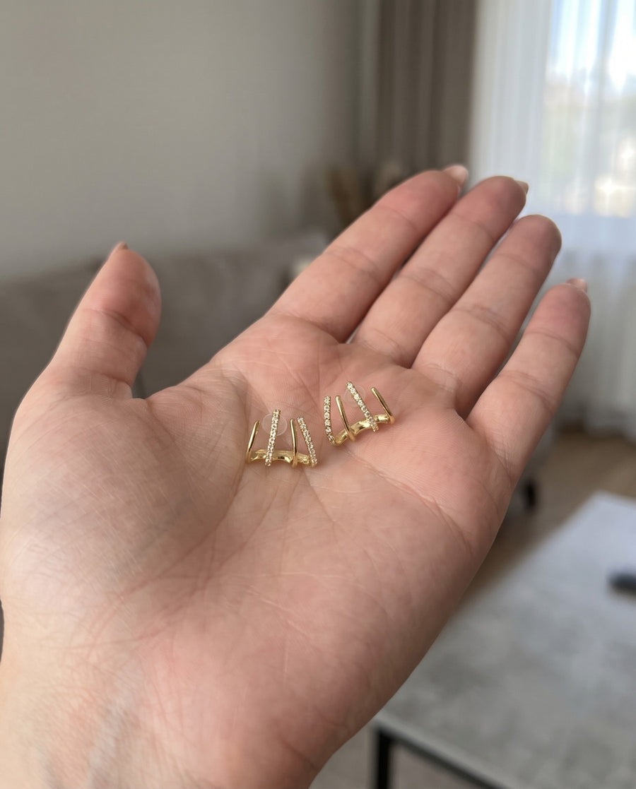 Foto de cliente con los Pendientes Pantera en color oro sobre la palma de la mano